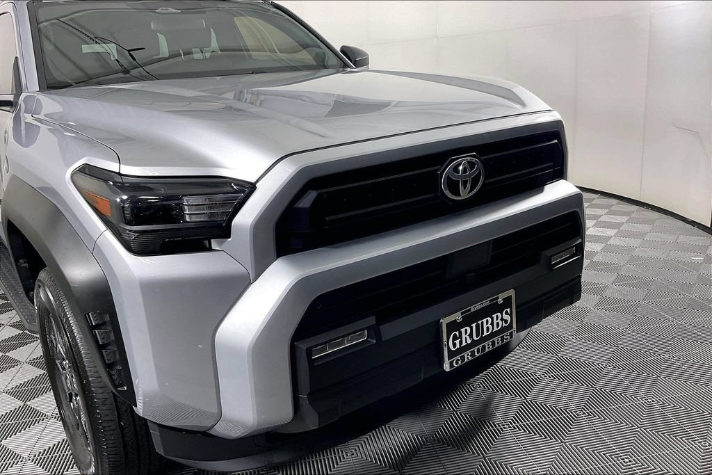 Used 2025 Toyota 4Runner SR5 AWD/4WD image 35