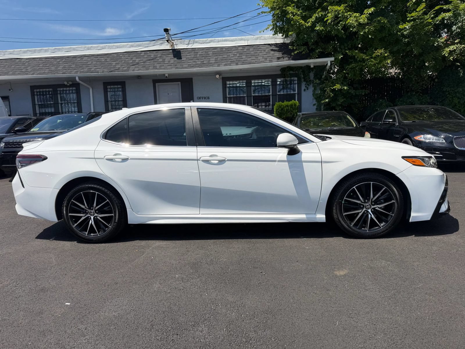Used 2021 Toyota Camry SE FWD image 4