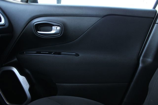 Used 2021 Jeep Renegade Latitude AWD/4WD image 18