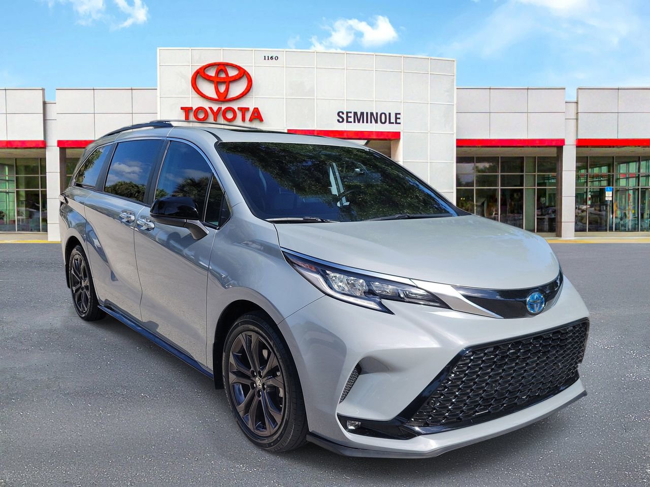 Used 2023 Toyota Sienna XSE FWD image 2
