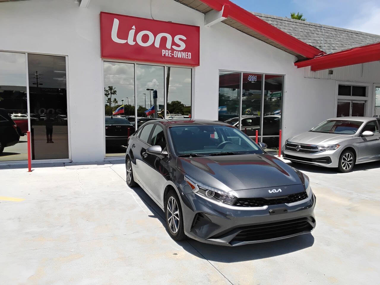 Used 2022 Kia Forte LXS image 2
