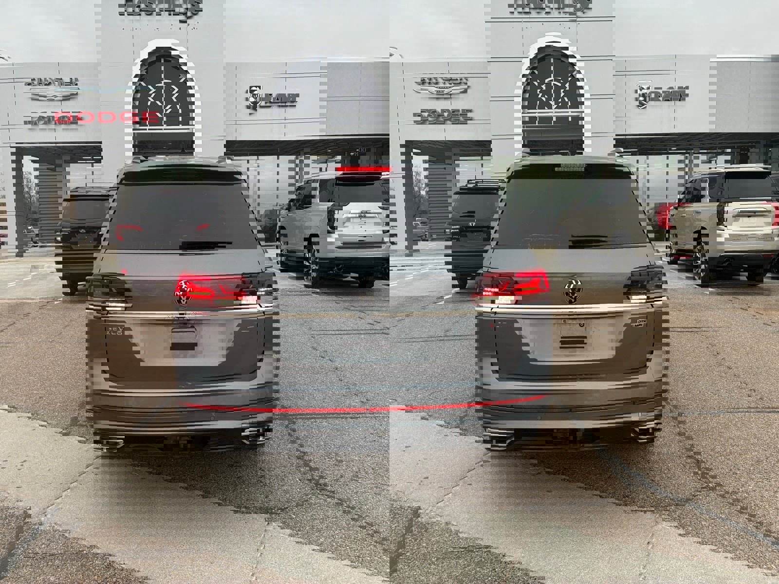 Used 2021 Volkswagen Atlas SEL Premium image 2