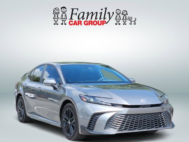 Used 2025 Toyota Camry SE image 2