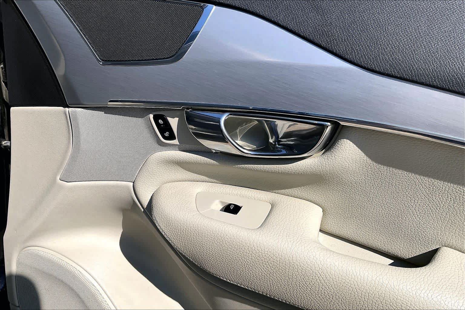 Used 2016 Volvo XC90 T6 Momentum w/ Convenience Package AWD/4WD image 9