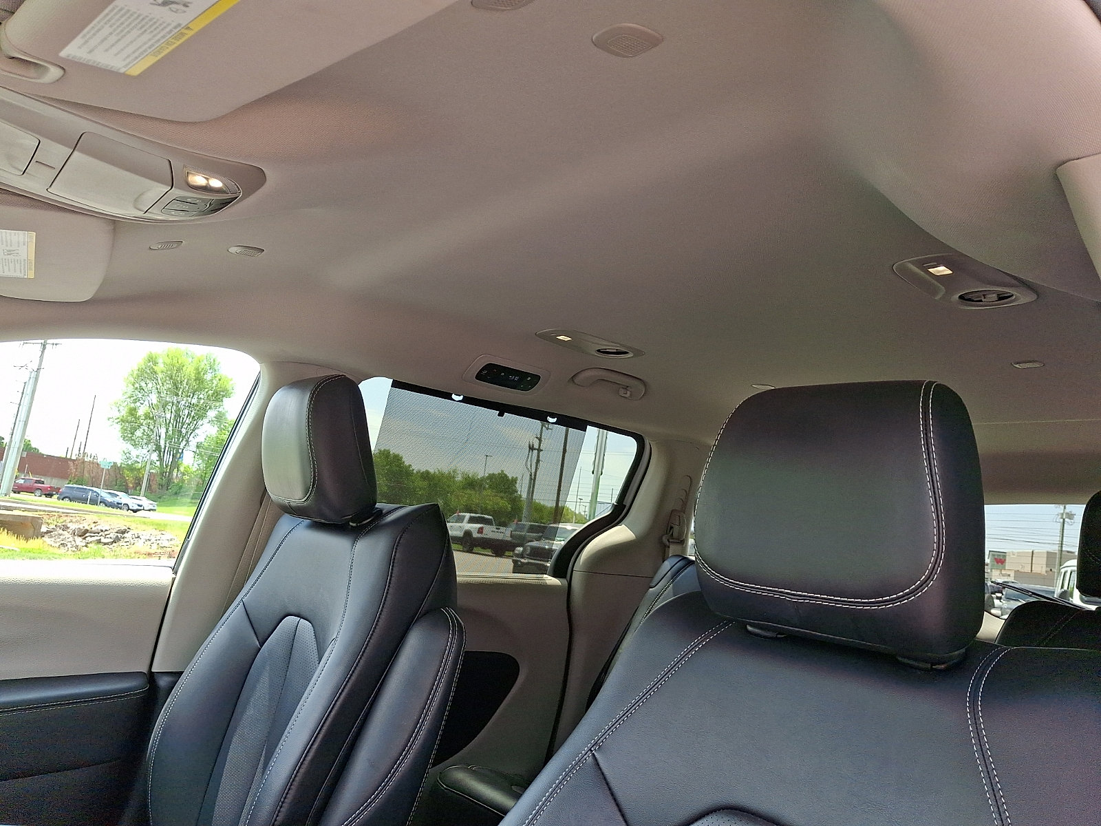 Used 2024 Chrysler Pacifica Touring-L FWD image 22