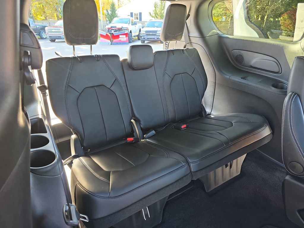 New 2026 Chrysler Pacifica Select image 12