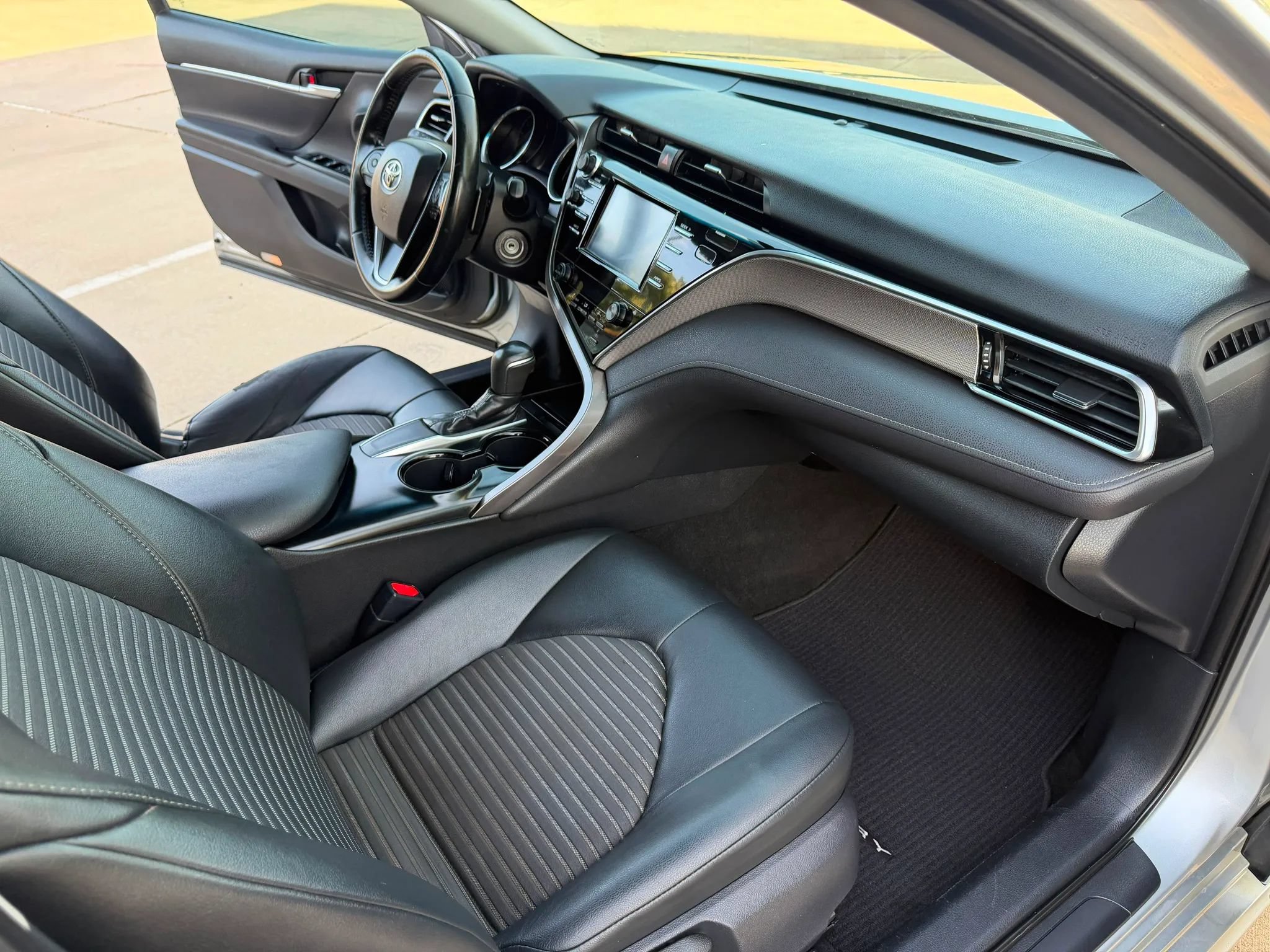 Used 2018 Toyota Camry SE FWD image 20