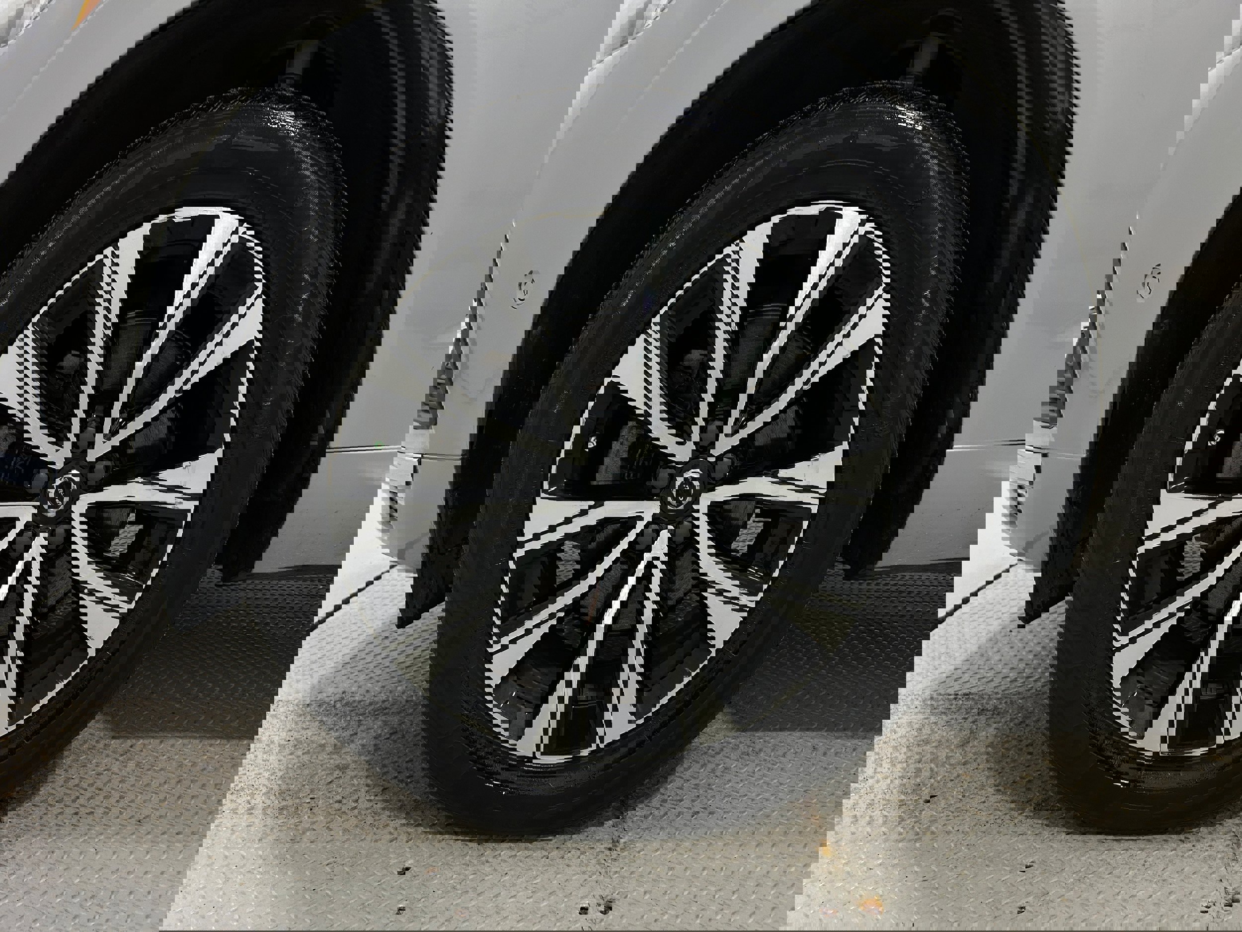 Used 2023 Volvo XC60 B5 Plus image 36