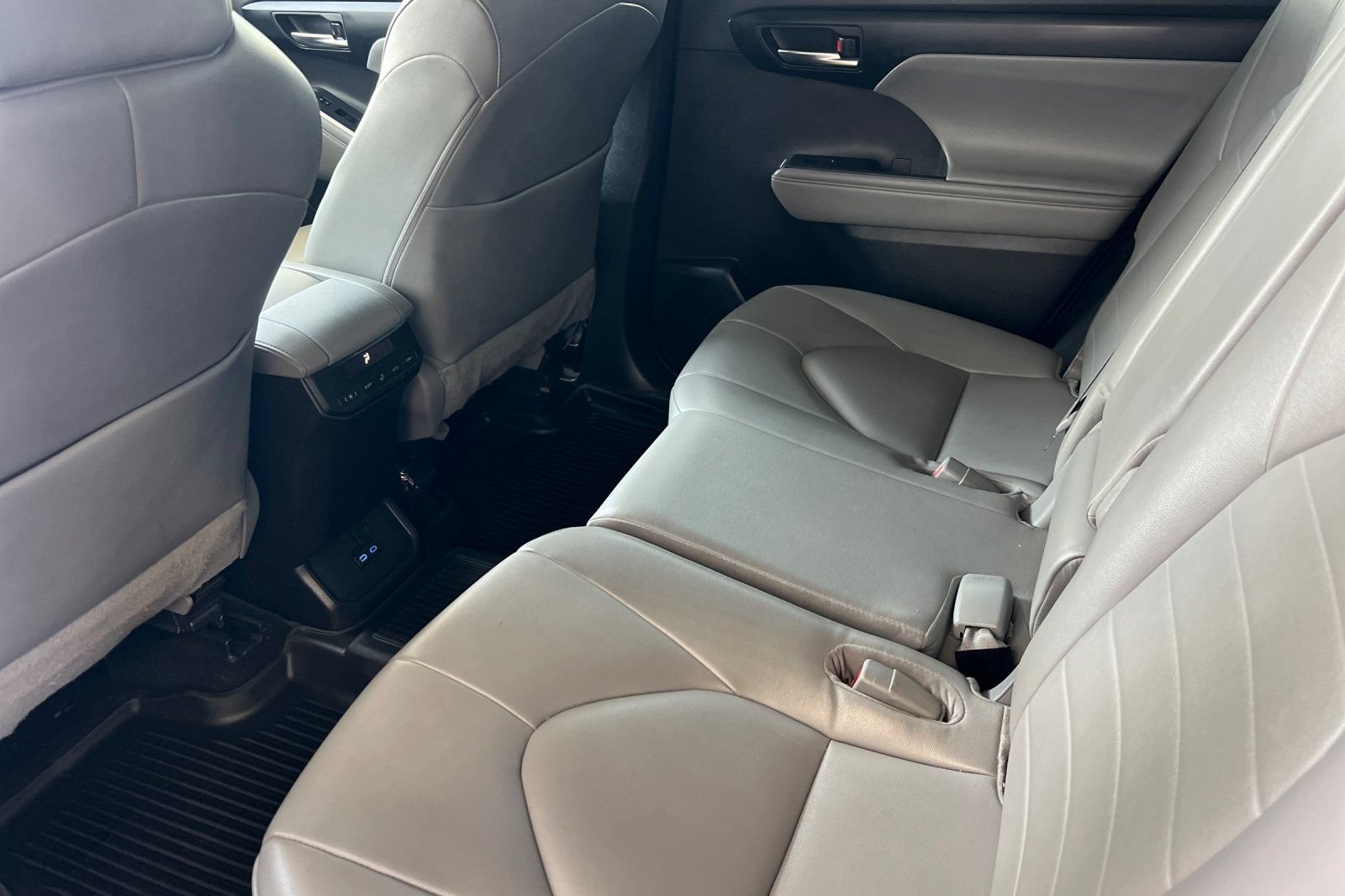 Used 2022 Toyota Highlander XLE AWD/4WD image 9