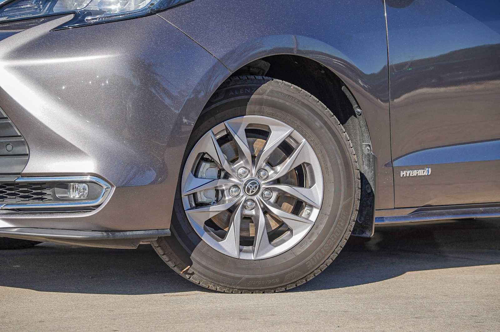 Used 2021 Toyota Sienna XLE image 2