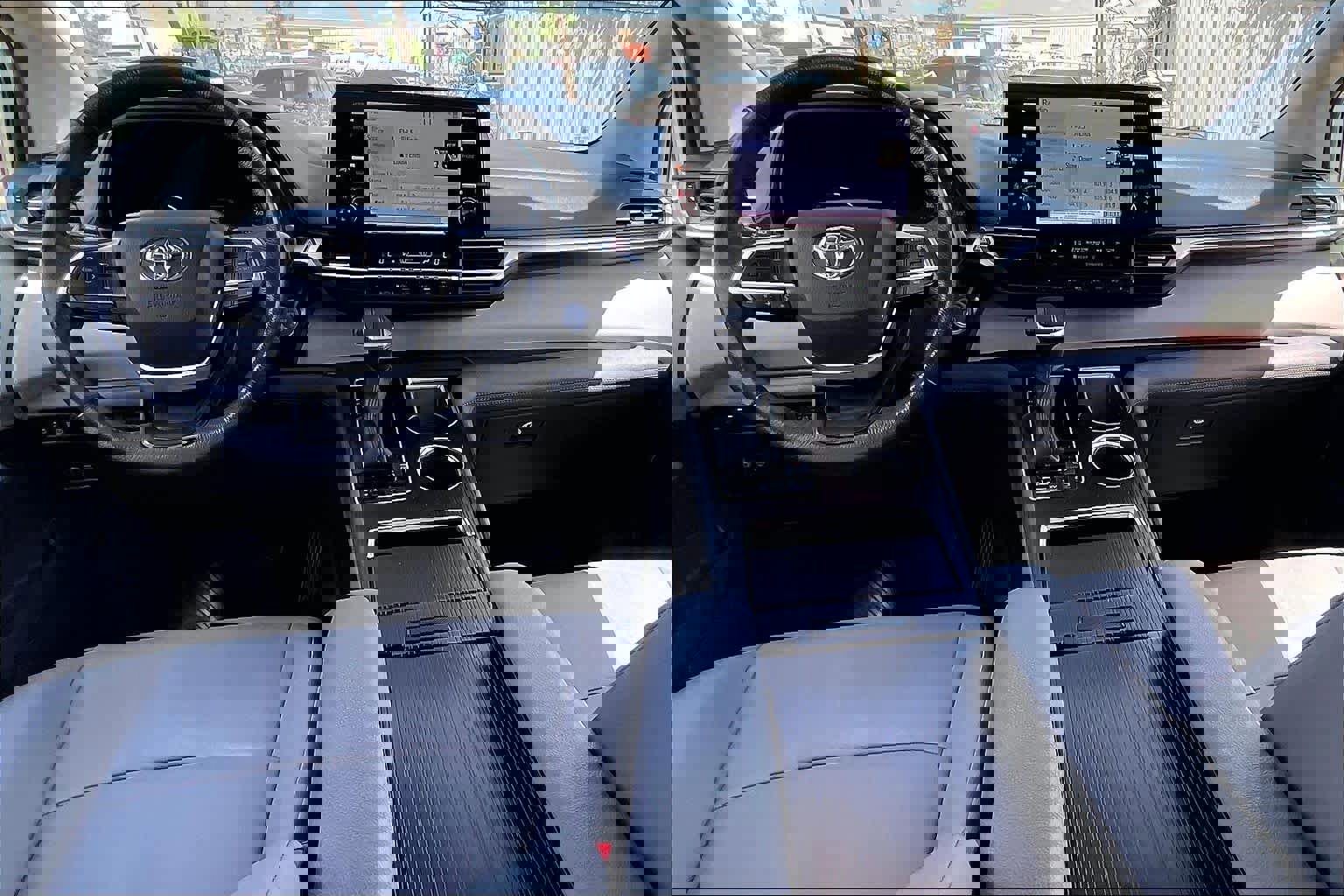 Used 2024 Toyota Sienna XLE FWD image 32