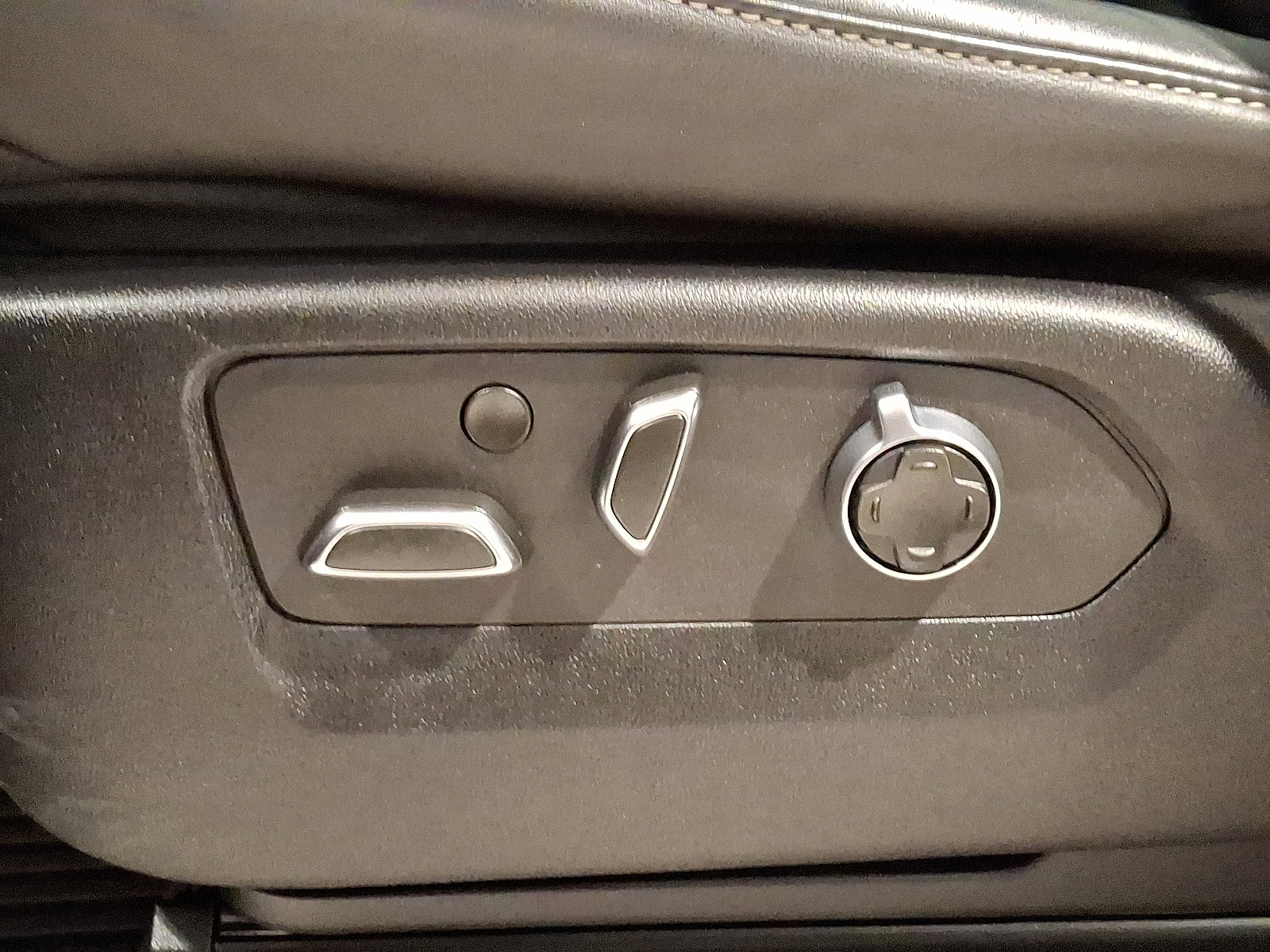 Used 2023 Cadillac Escalade Premium Luxury Platinum image 15