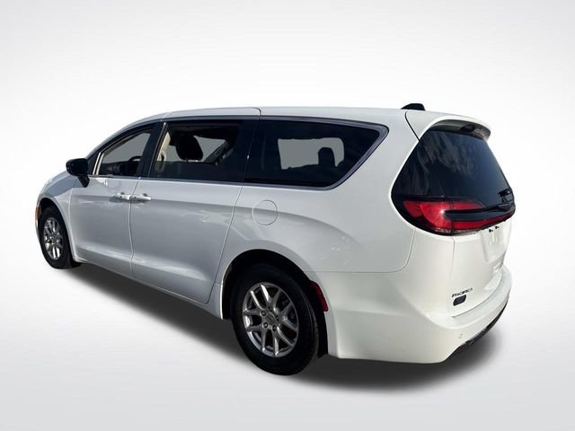 Used 2024 Chrysler Pacifica Touring-L image 3