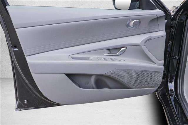 Certified 2025 Hyundai Elantra SE image 12