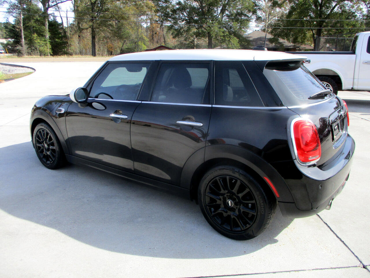 Used 2017 MINI Cooper 4-Door Hardtop image 10