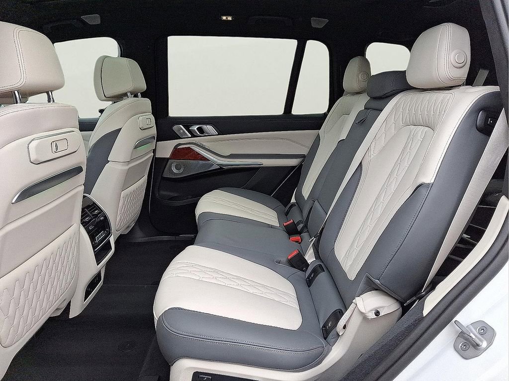 Used 2024 BMW ALPINA XB7 image 11