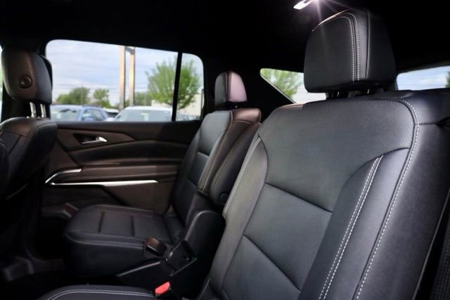 Used 2025 Chevrolet Traverse LT image 11