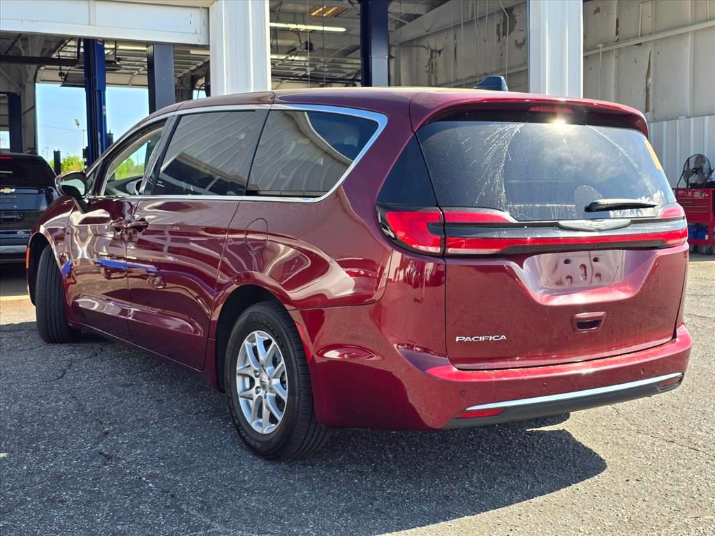 Used 2023 Chrysler Pacifica Touring-L image 17
