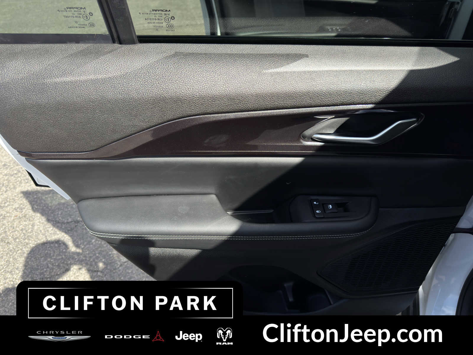 Certified 2023 Jeep Grand Cherokee Laredo AWD/4WD image 13