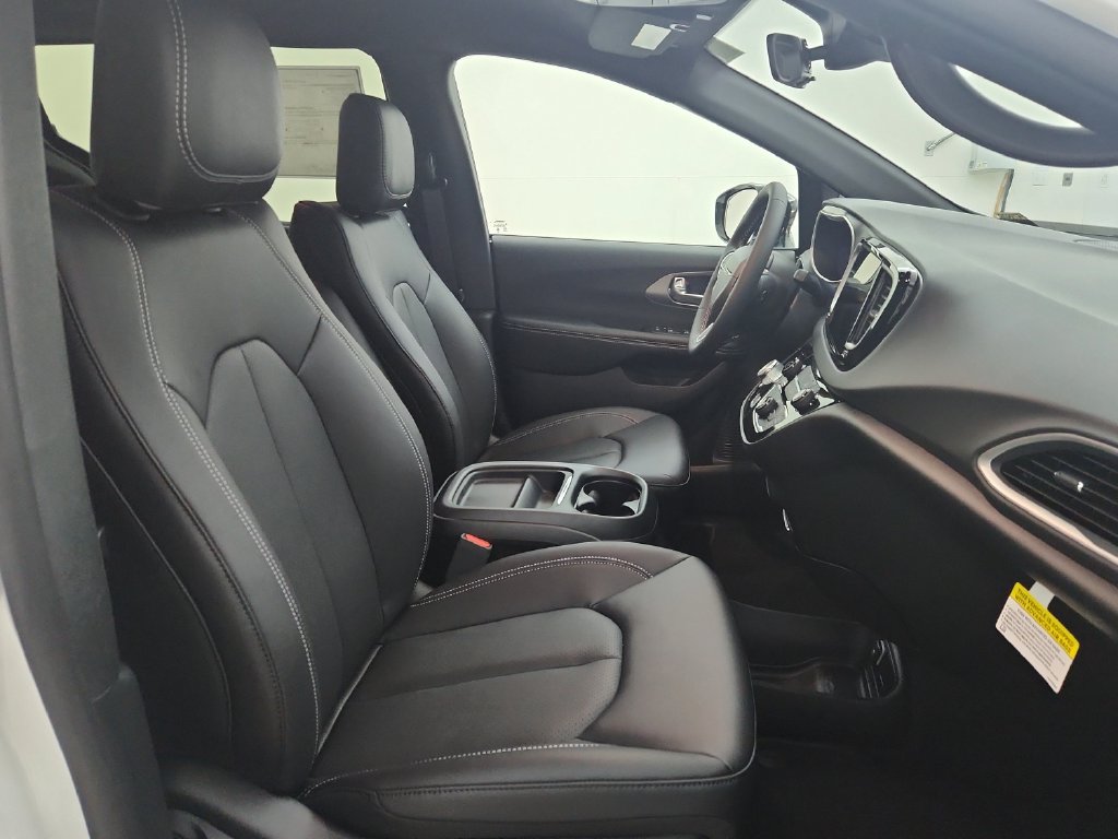New 2027 Chrysler Pacifica LX FWD image 30