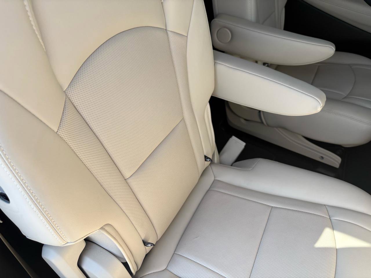 Used 2023 Buick Enclave Essence image 45