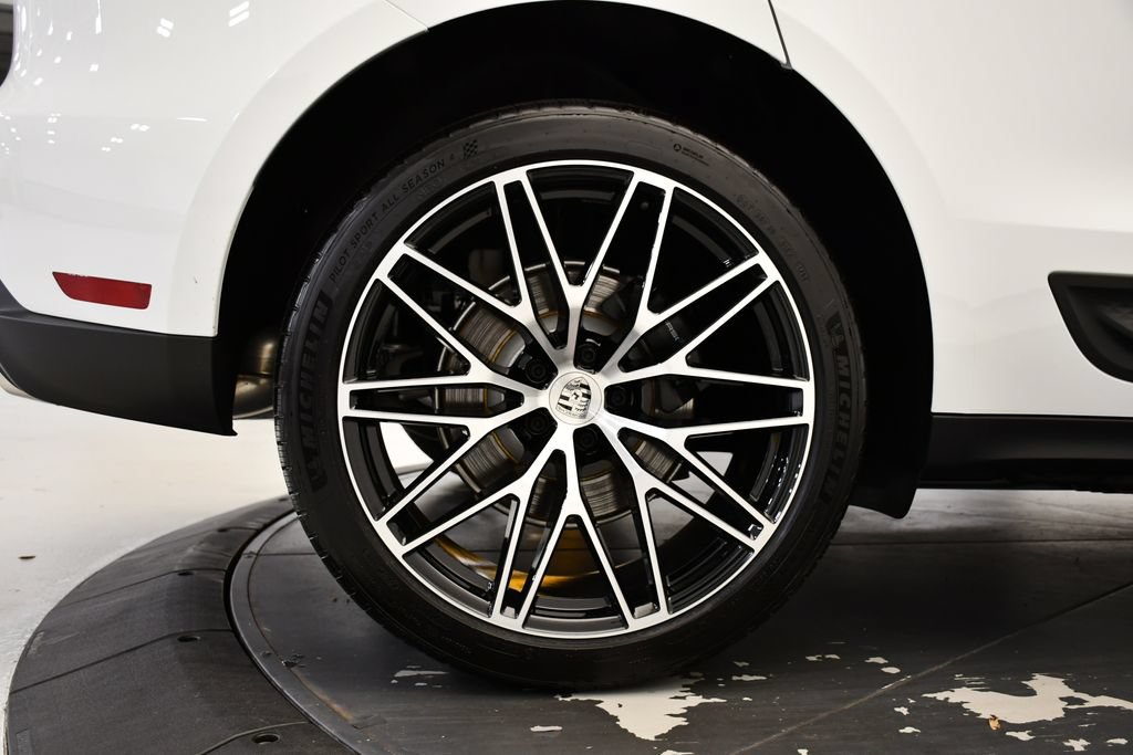 Certified 2026 Porsche Macan AWD/4WD image 17