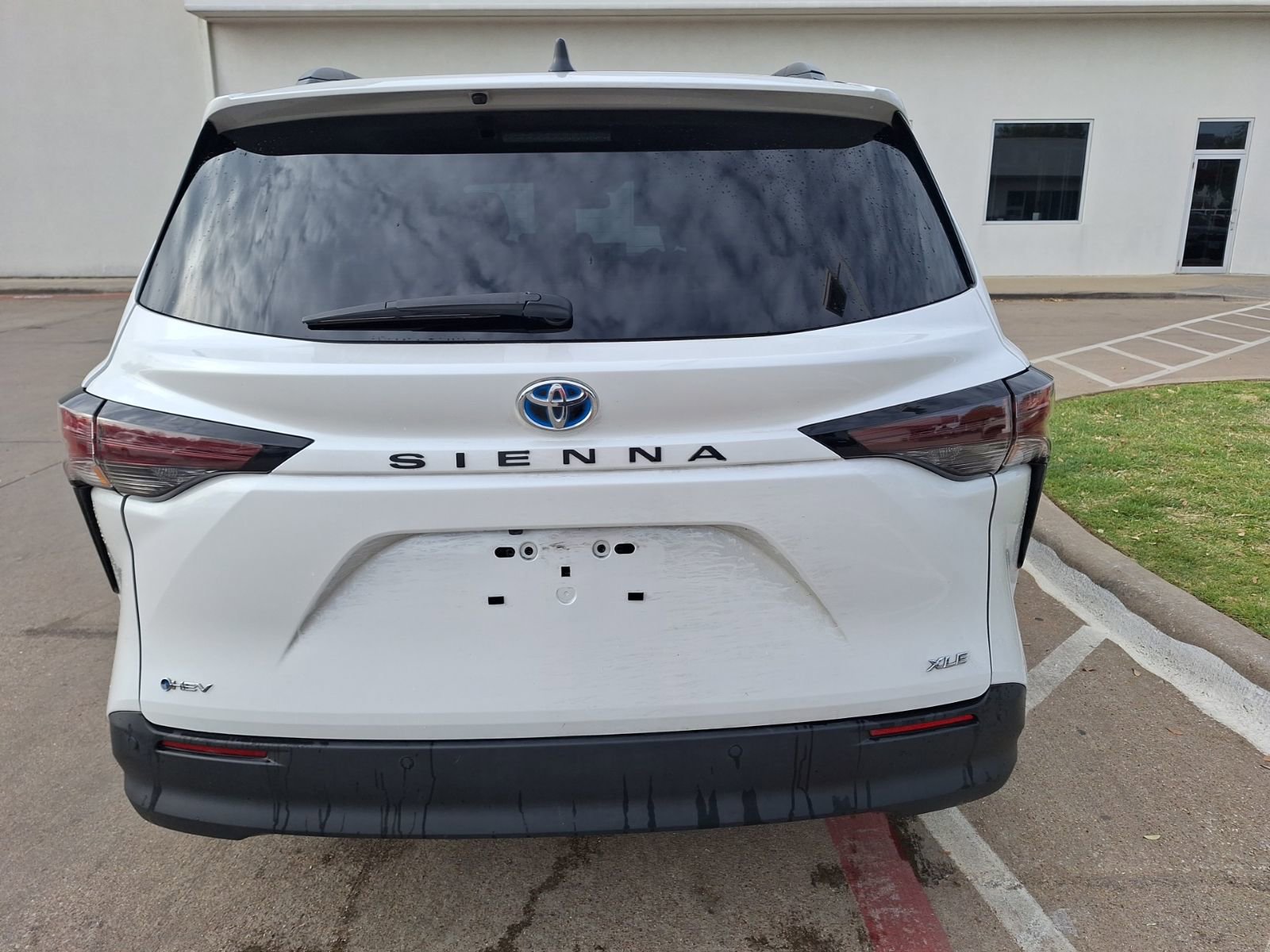 Used 2025 Toyota Sienna XLE image 5