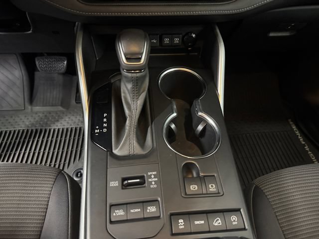 Used 2020 Toyota Highlander LE AWD/4WD image 16