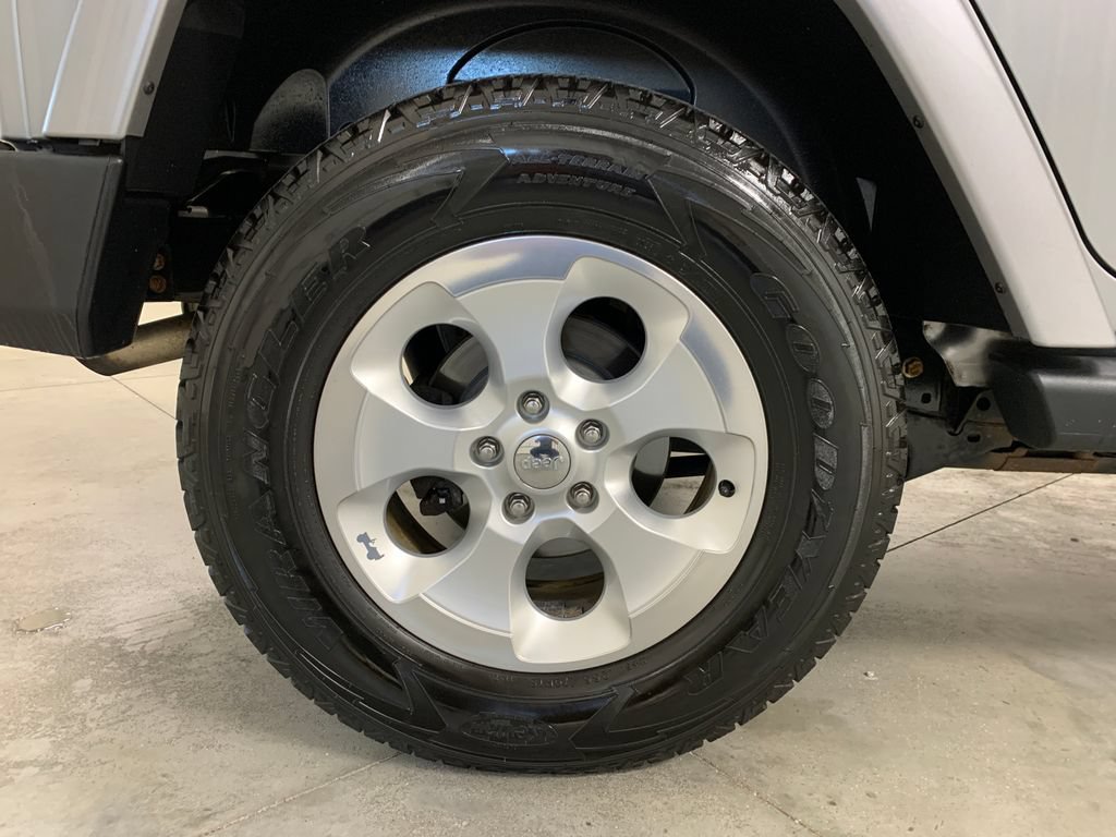 Used 2015 Jeep Wrangler Unlimited Sahara w/ Connectivity Group AWD/4WD image 10