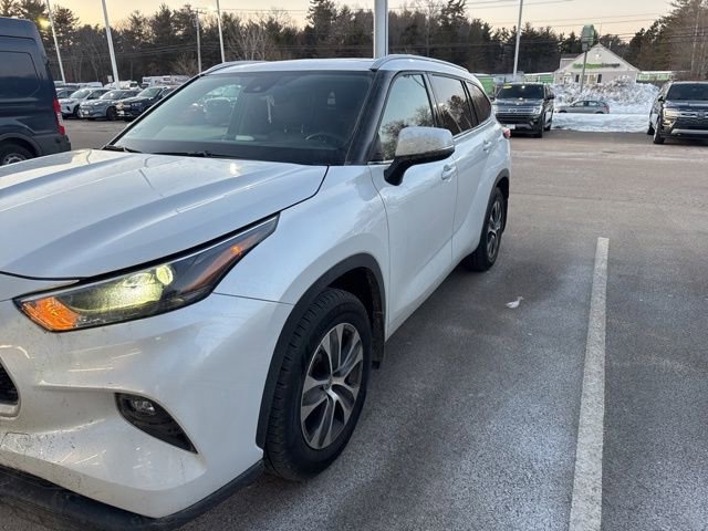 Used 2022 Toyota Highlander XLE image 2