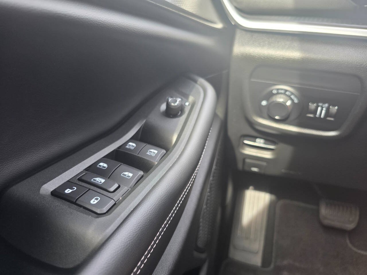 Used 2025 Jeep Grand Cherokee L Laredo AWD/4WD image 24