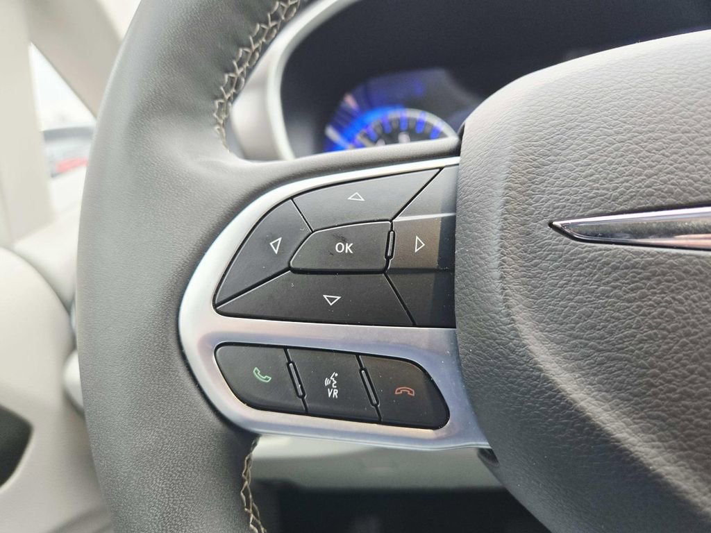 Used 2024 Chrysler Pacifica Touring-L image 22