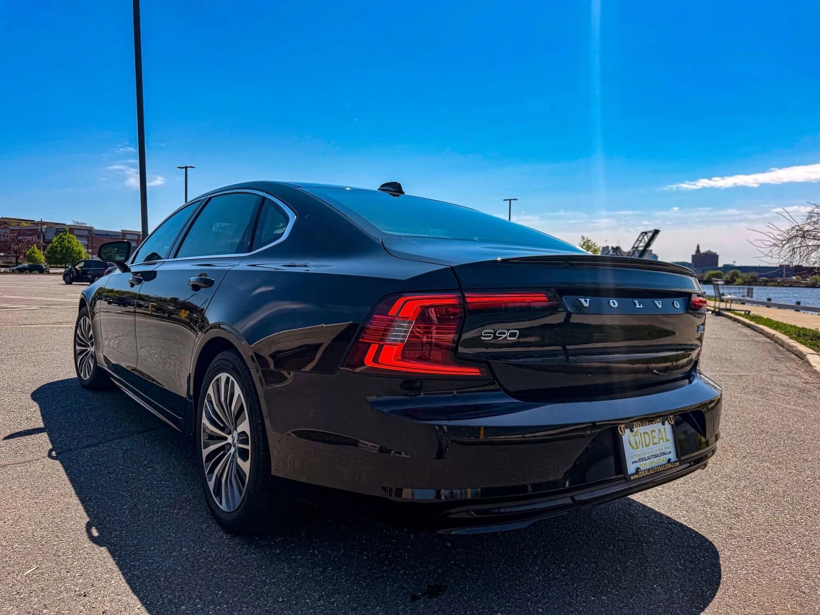 Used 2022 Volvo S90 B6 Momentum AWD/4WD image 6