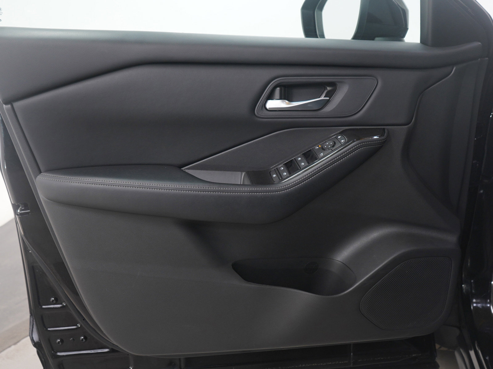 Used 2025 Nissan Rogue SV image 22