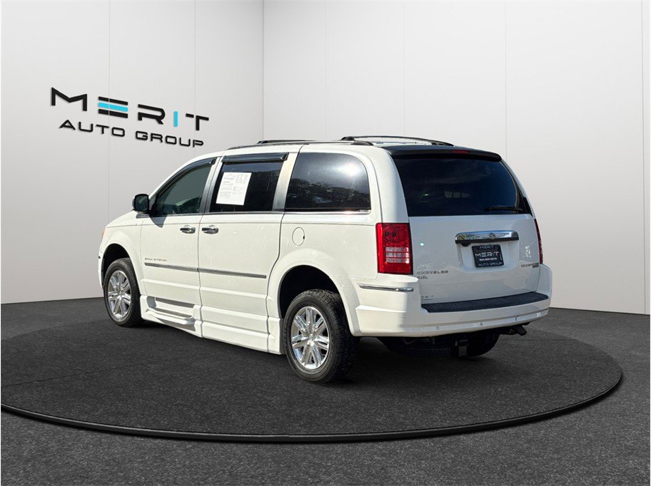 Used 2010 Chrysler Town & Country Limited image 7