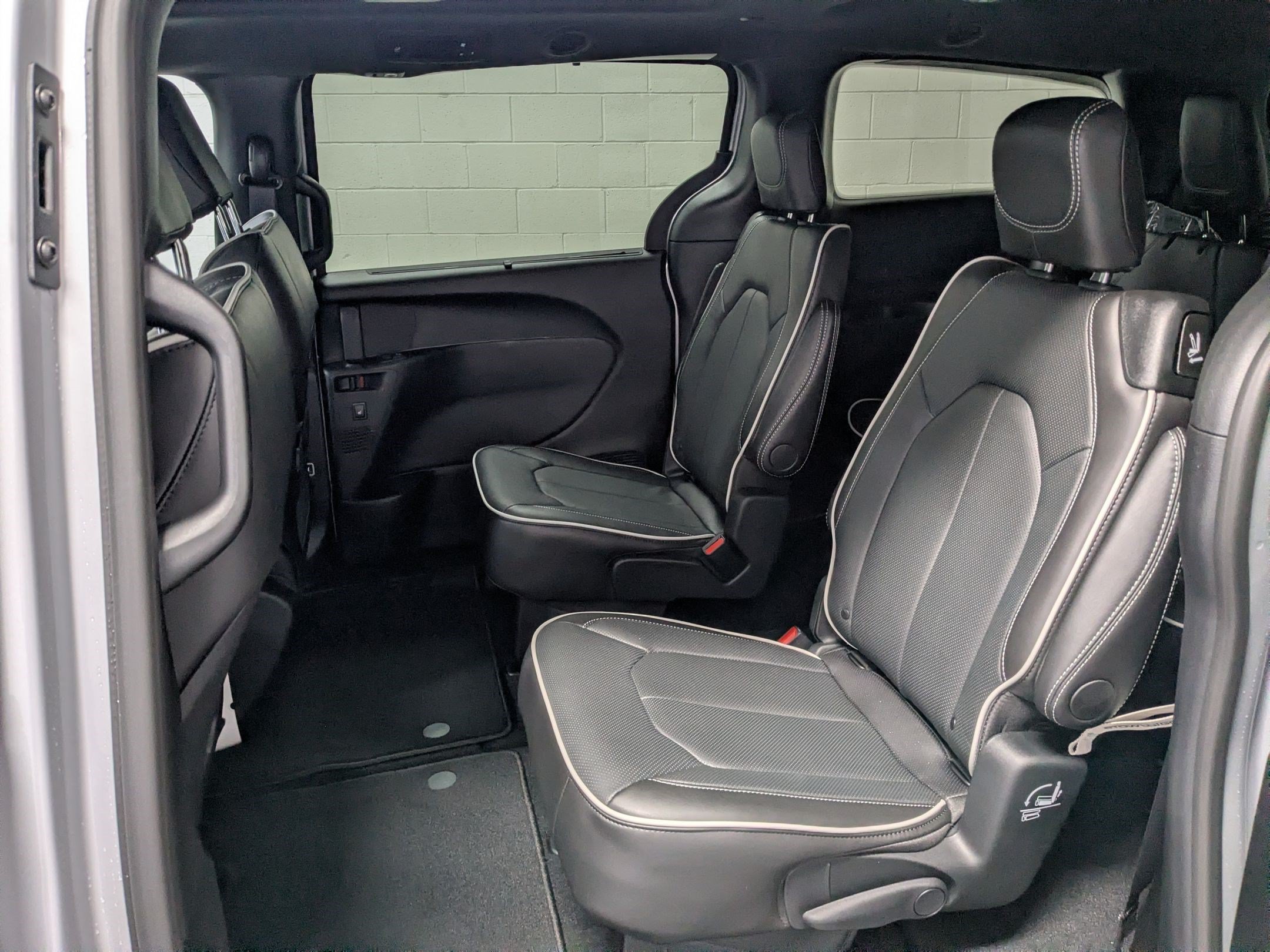 New 2026 Chrysler Pacifica Limited w/ S Appearance Package AWD/4WD image 18