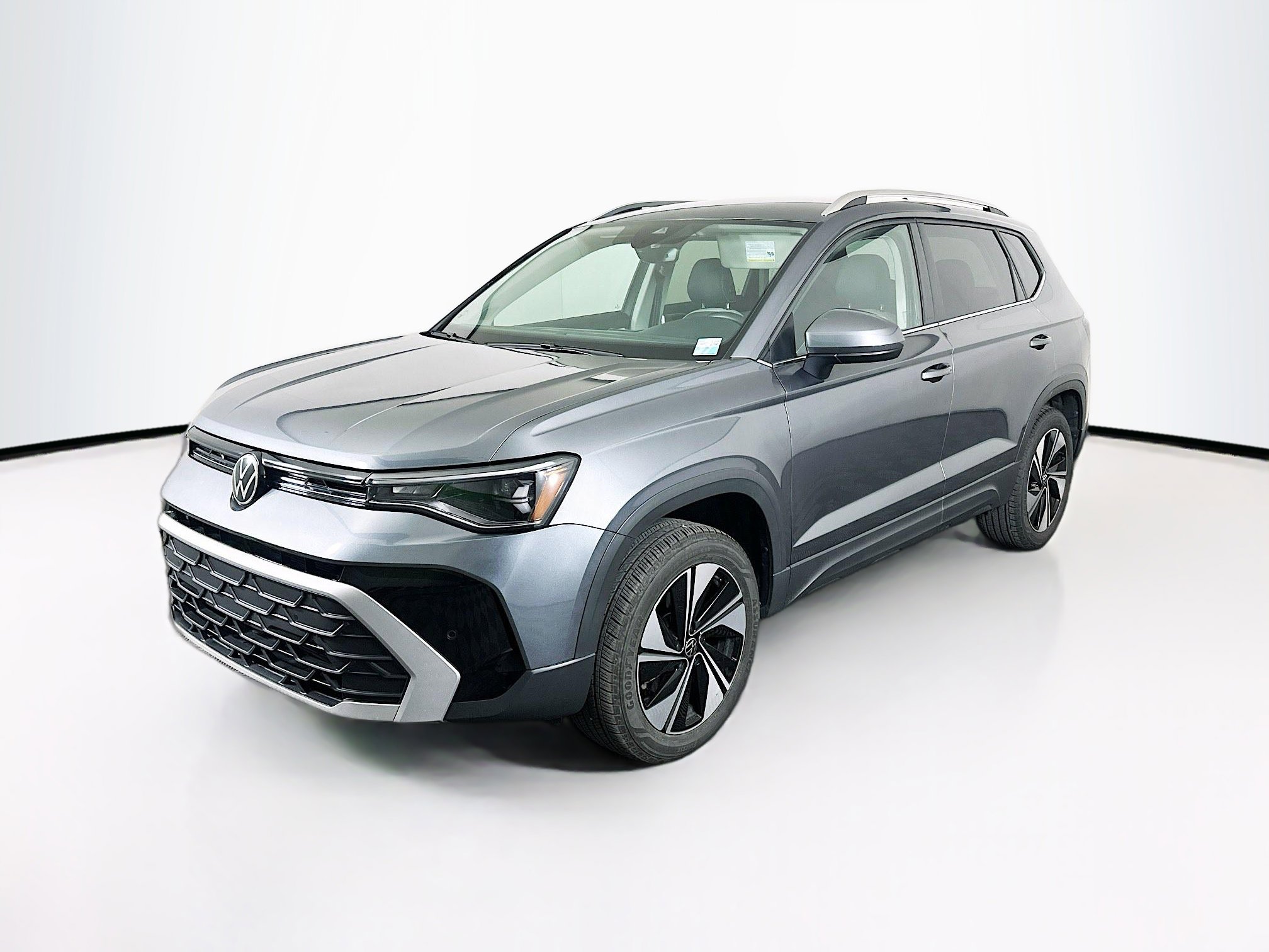 Used 2025 Volkswagen Taos SE AWD/4WD image 3