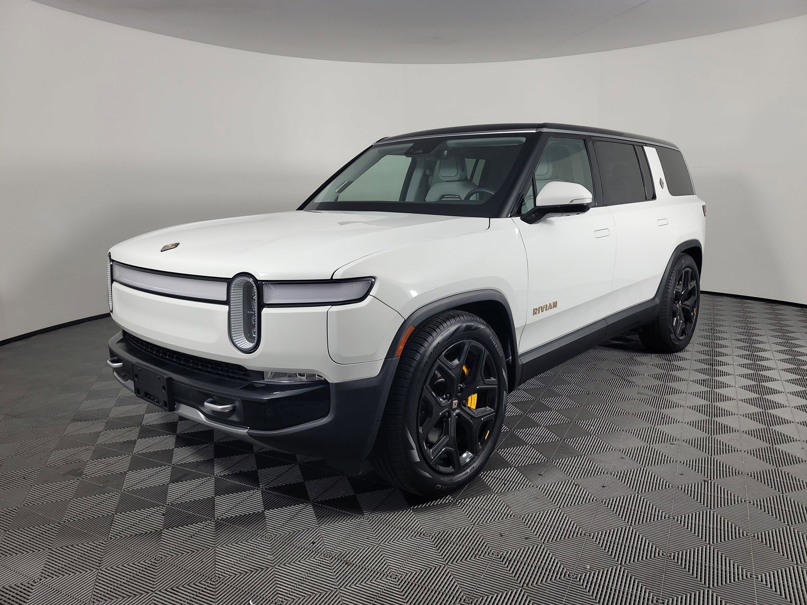 Used 2024 Rivian R1S Adventure image 1