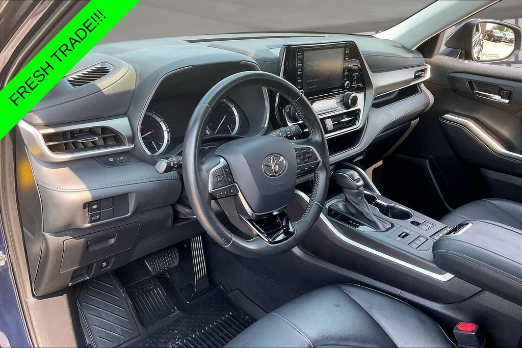 Used 2021 Toyota Highlander XLE AWD/4WD image 16