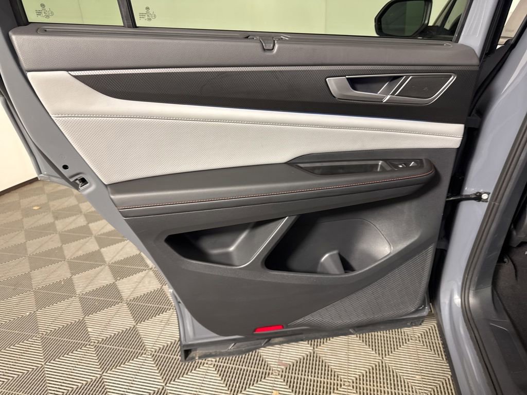 Used 2024 Volkswagen Atlas Peak Edition SEL image 24