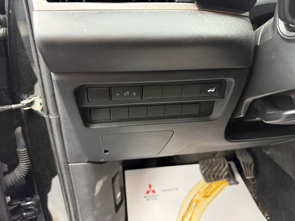 Used 2023 Mitsubishi Outlander SE AWD/4WD image 28