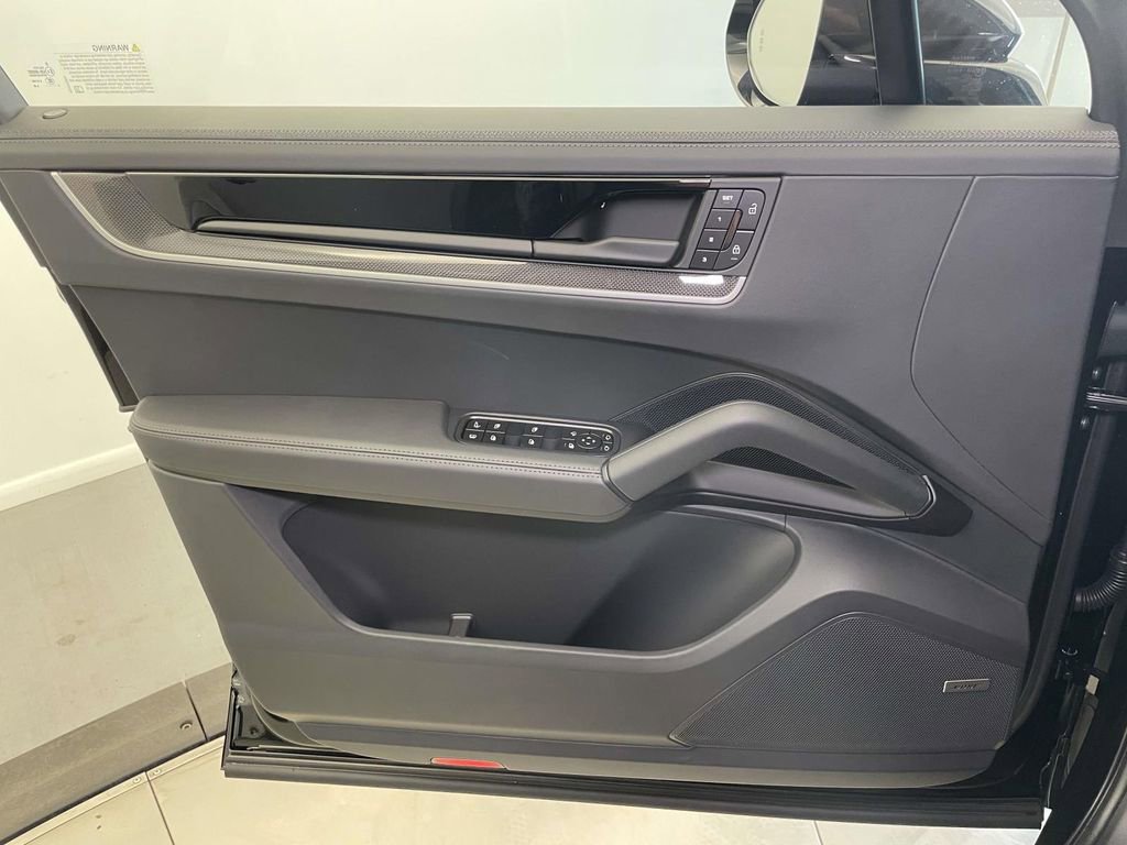 New 2025 Porsche Cayenne Turbo image 32