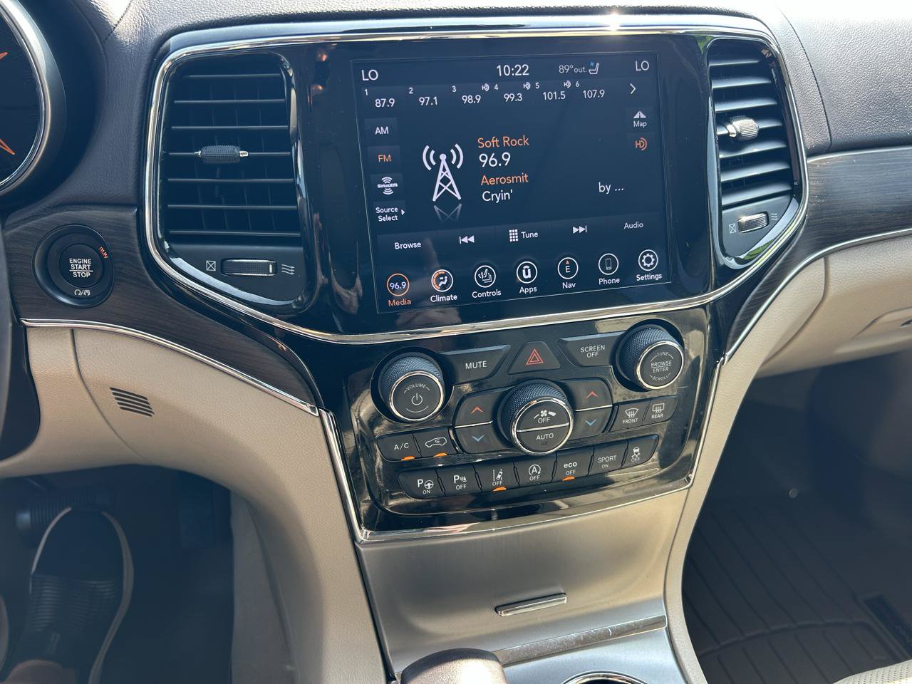 Used 2020 Jeep Grand Cherokee Overland AWD/4WD image 4