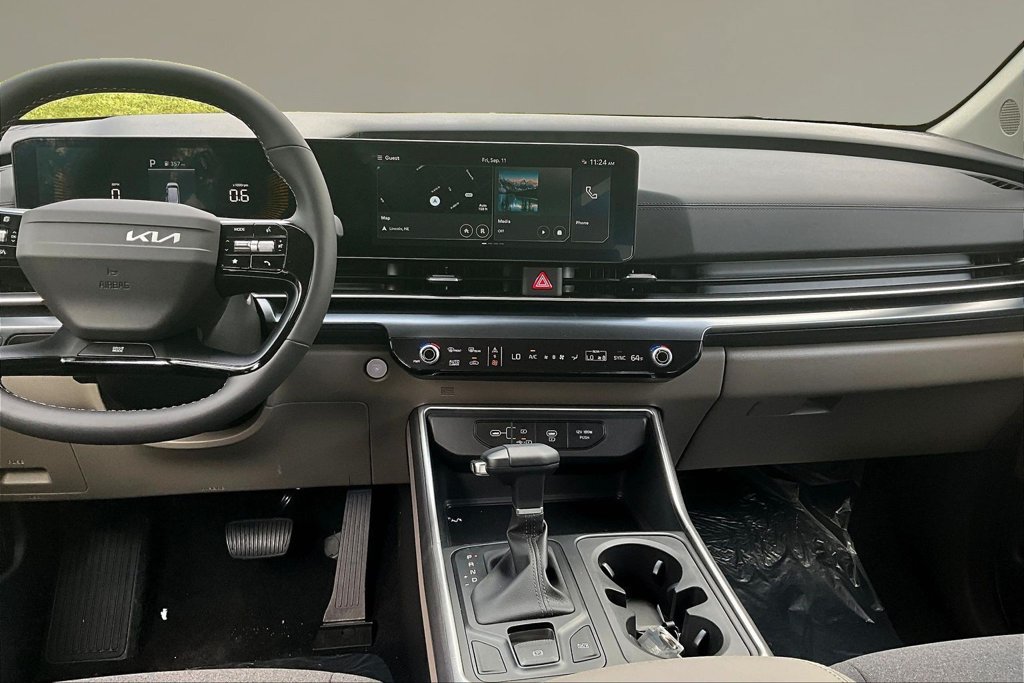 New 2027 Kia Carnival LX FWD image 6