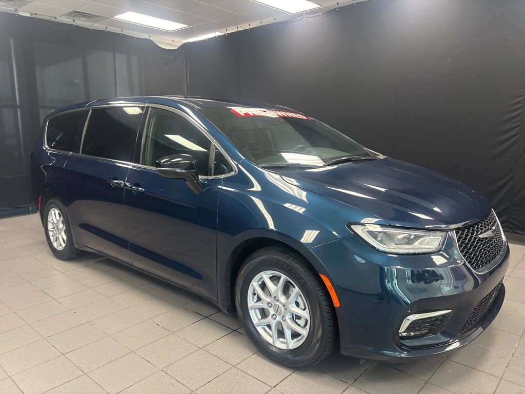 Used 2025 Chrysler Pacifica Select image 1