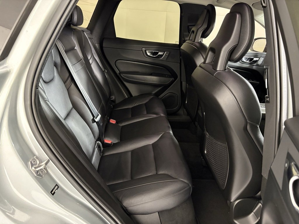 Used 2018 Volvo XC60 T6 Momentum w/ Vision Package image 40