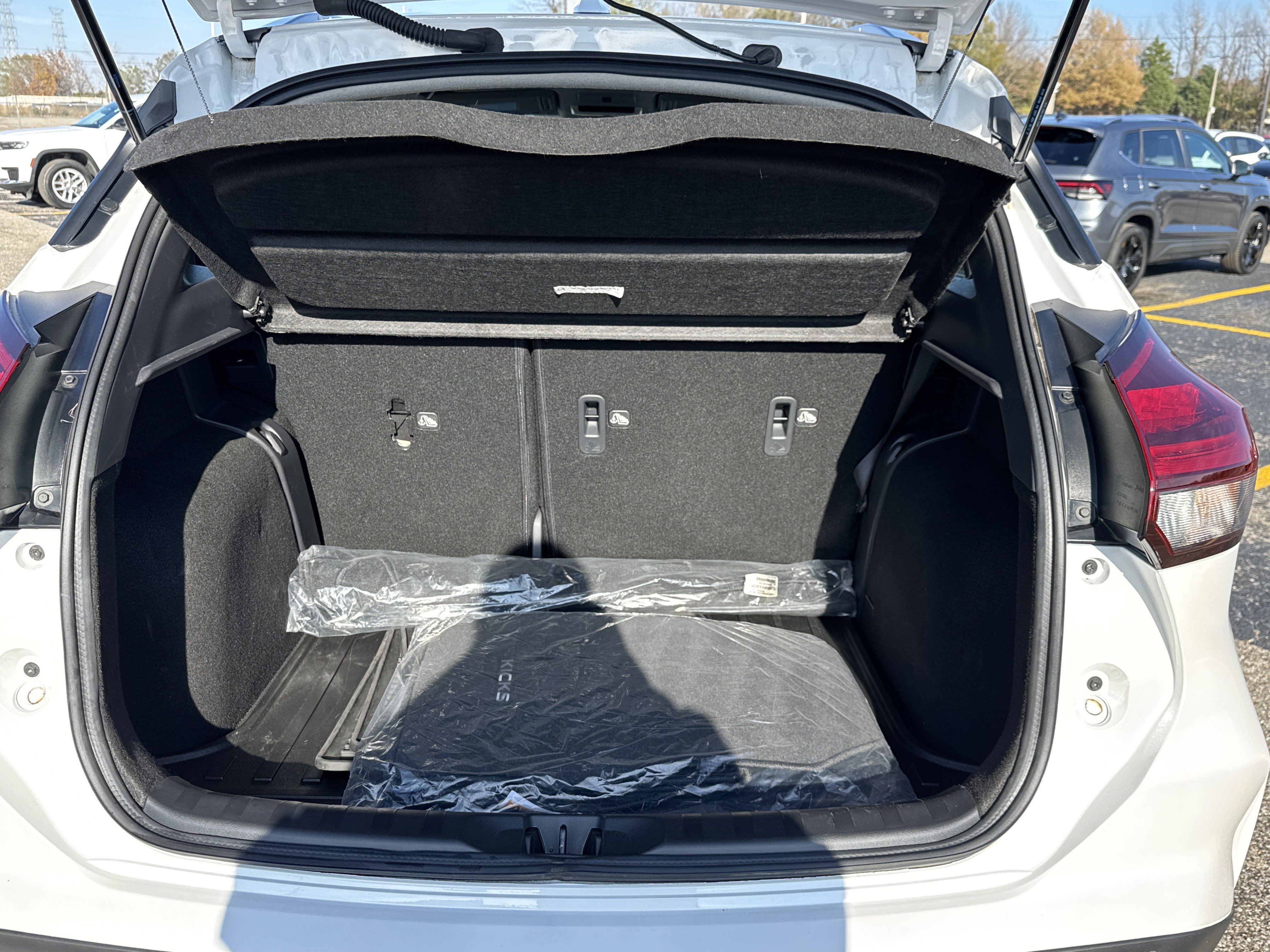 Used 2023 Nissan Kicks SR w/ SR Premium Package image 8