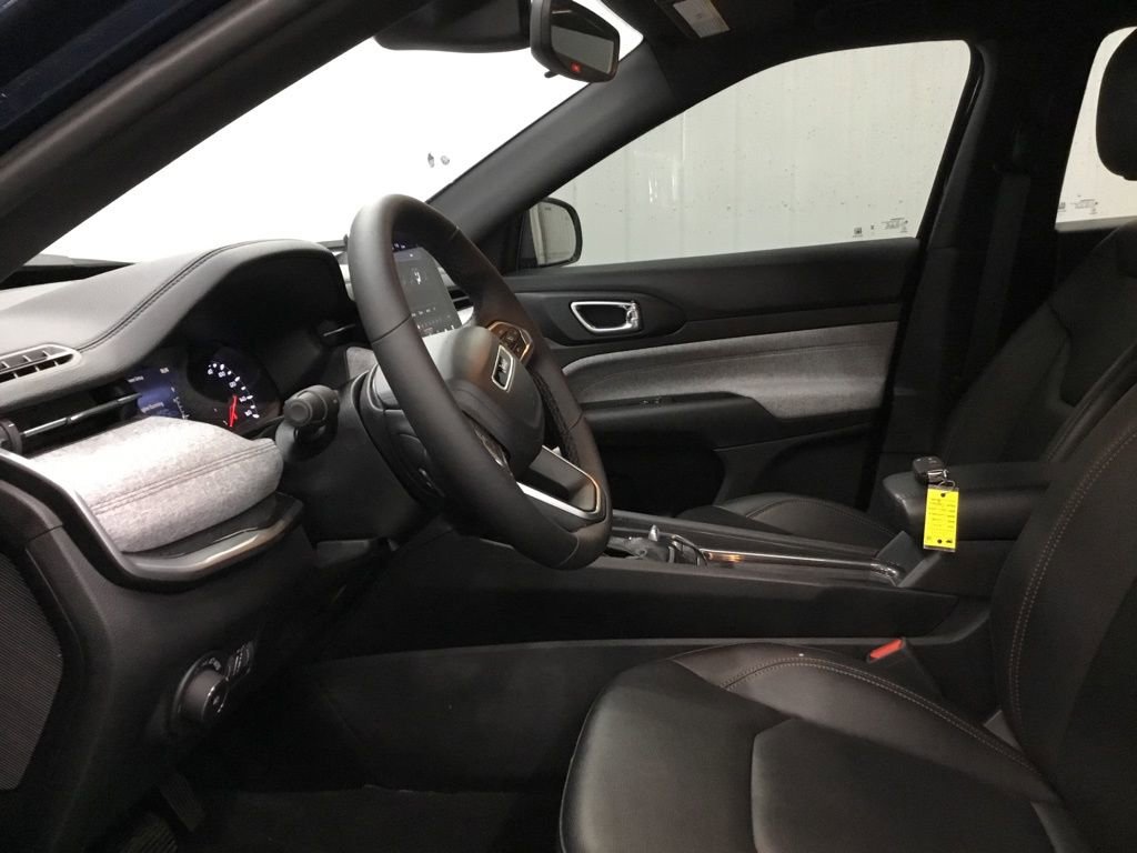 Used 2024 Jeep Compass Latitude image 5