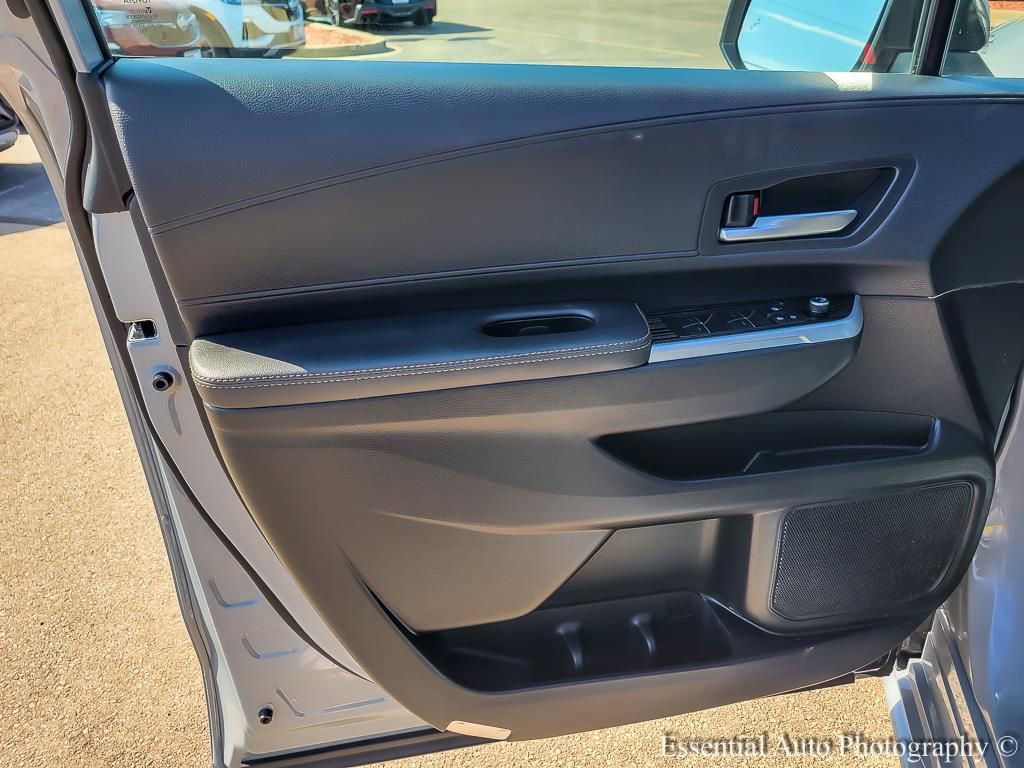 Used 2025 Toyota Sienna XLE Woodland Edition image 19