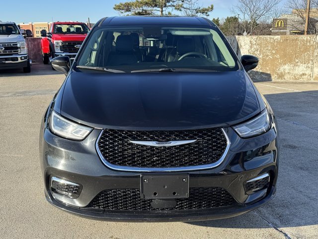 Used 2023 Chrysler Pacifica Touring-L image 2